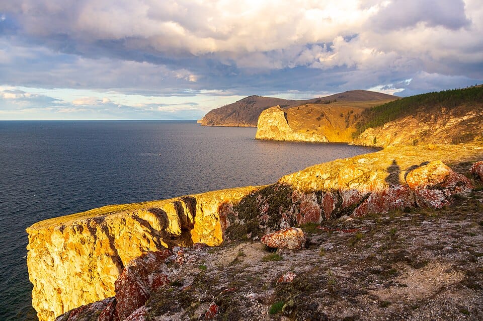 Байкал зимой: лёд, нерпы и подлёдная рыбалка